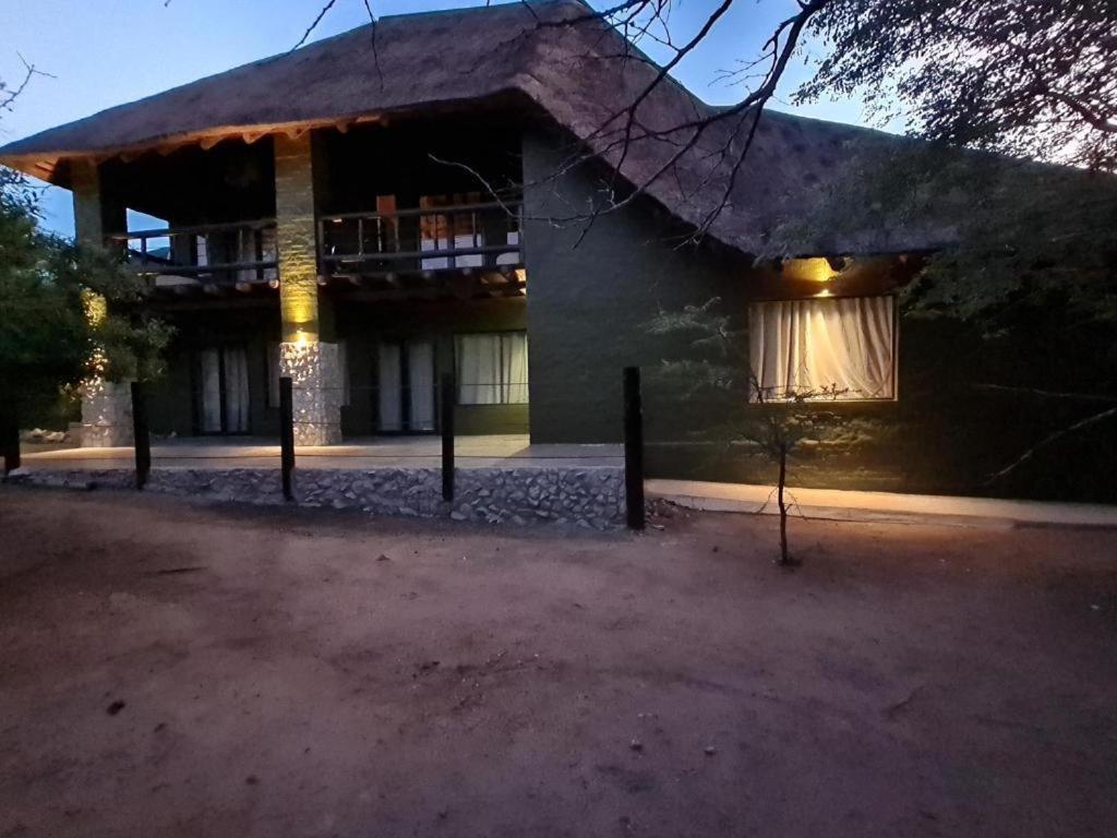 Croc Orvyll'S Kruger Lodge Marloth Park Exterior photo